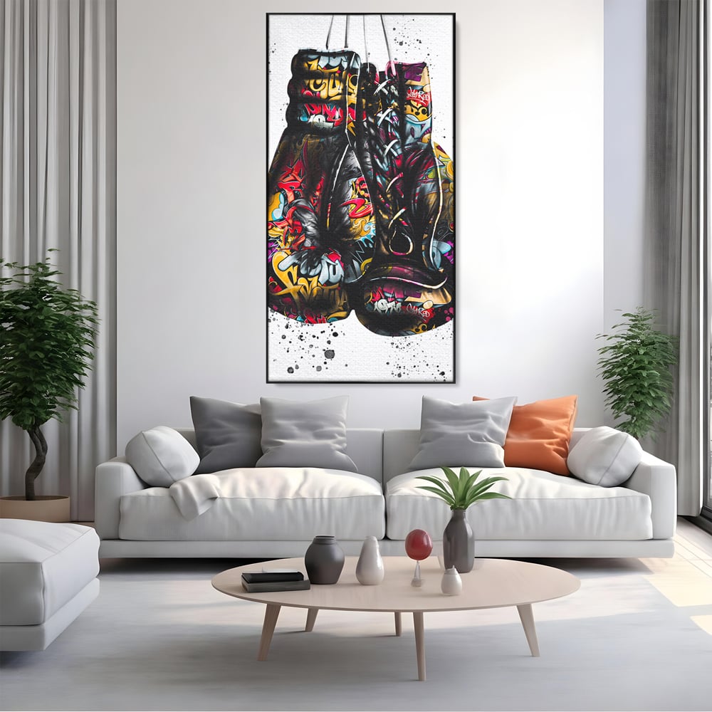 Tablou canvas cu tablou canvas cu manusi de box, in rama de aluminiu negru, pe perete intr-un living